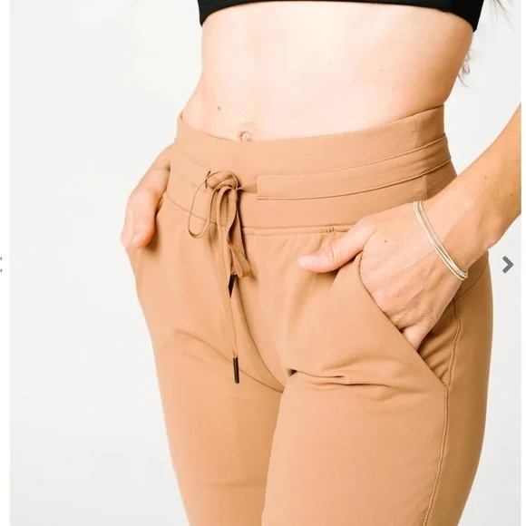 Ascend joggers zyia hot sale